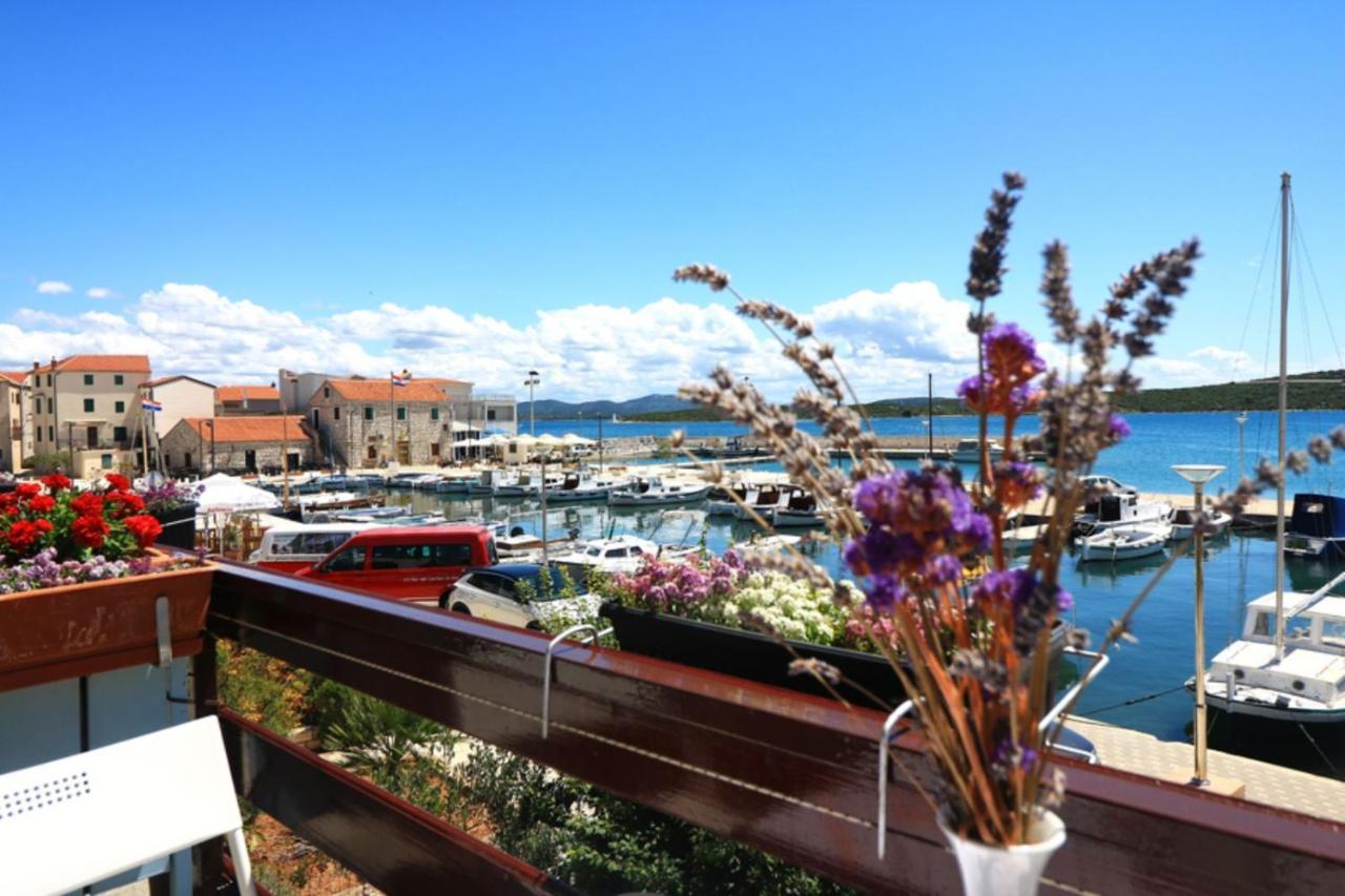 Apartmani Mikin Betina  Exteriör bild