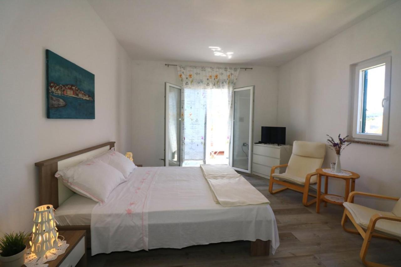 Apartmani Mikin Betina  Exteriör bild