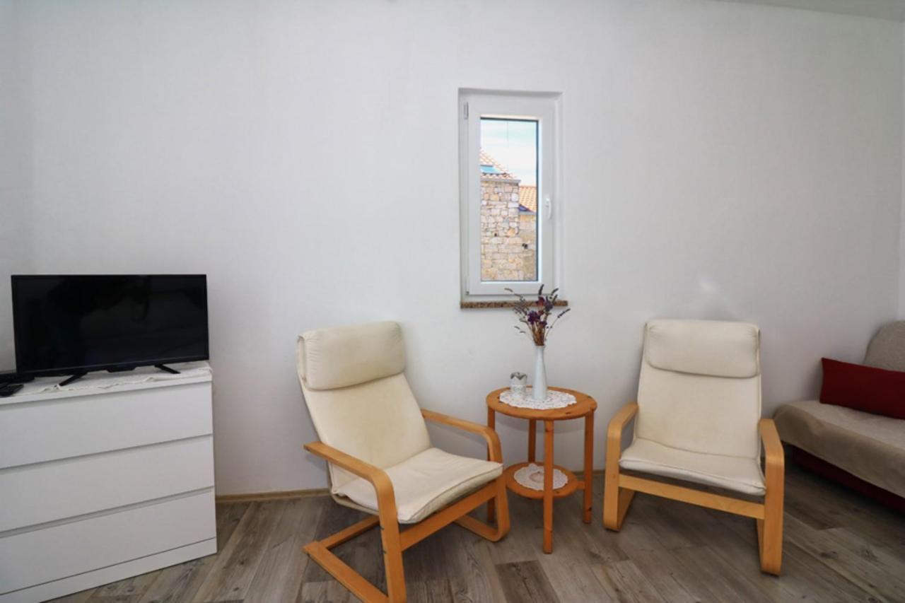 Apartmani Mikin Betina  Exteriör bild