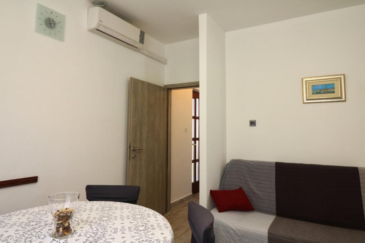 Apartmani Mikin Betina  Exteriör bild