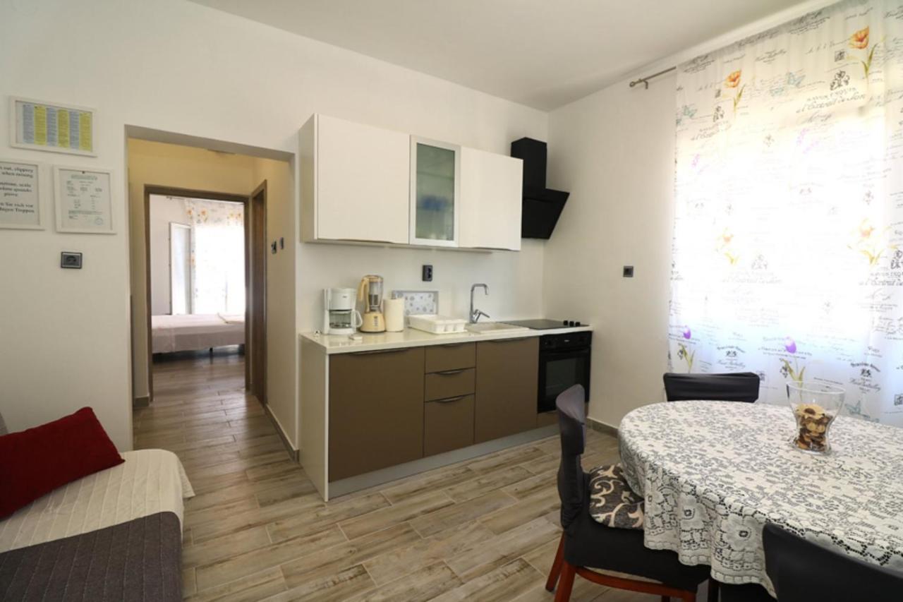 Apartmani Mikin Betina  Exteriör bild