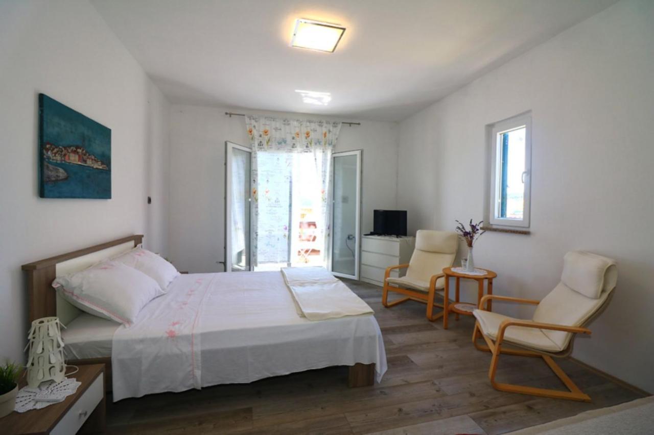 Apartmani Mikin Betina  Exteriör bild