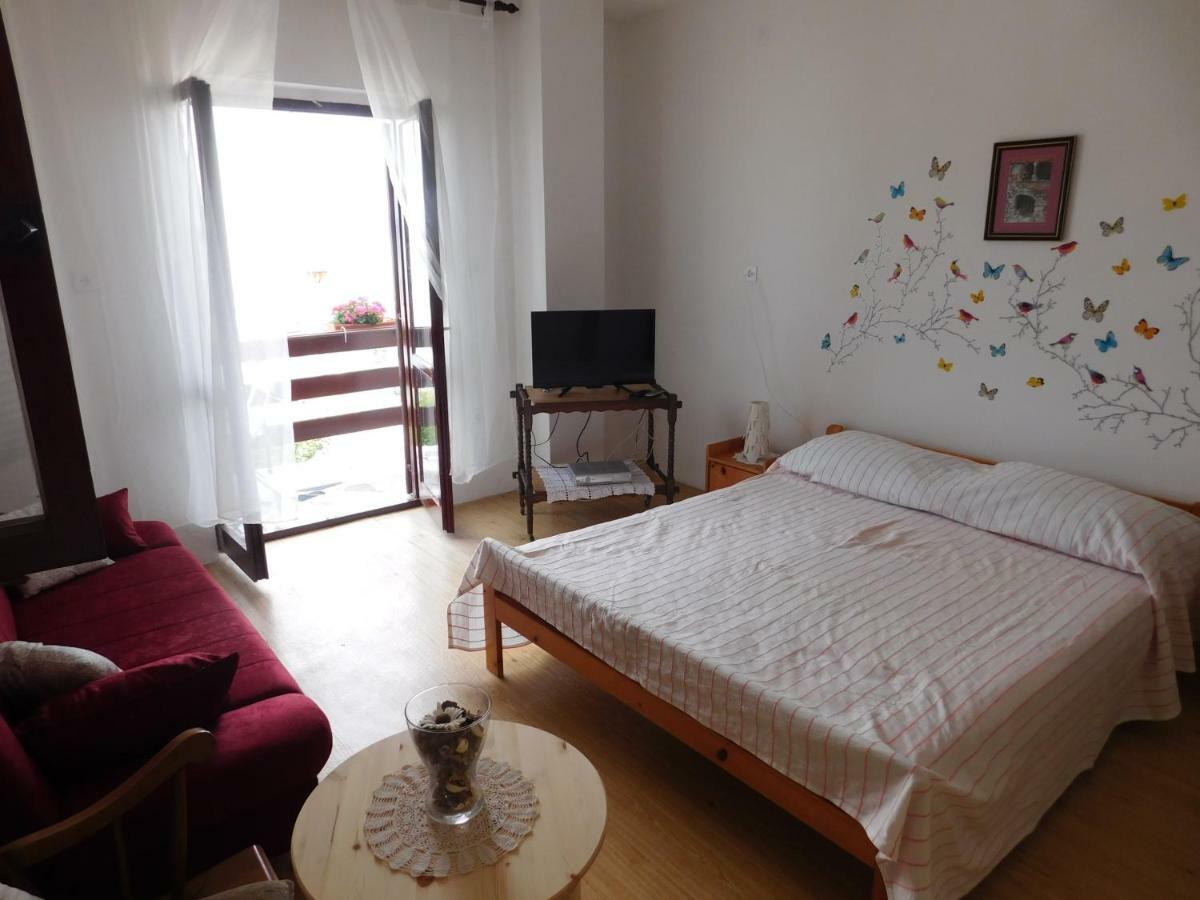 Apartmani Mikin Betina  Exteriör bild