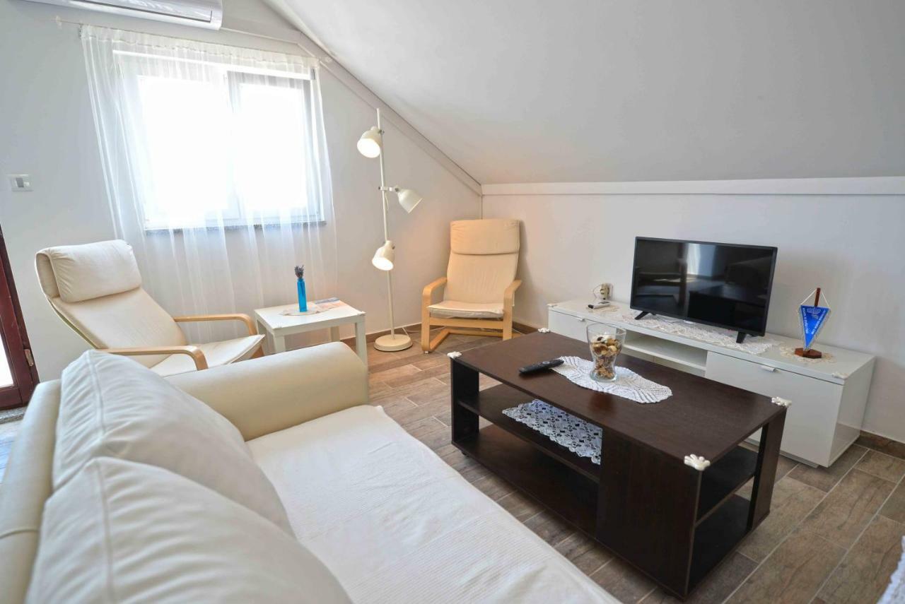 Apartmani Mikin Betina  Exteriör bild