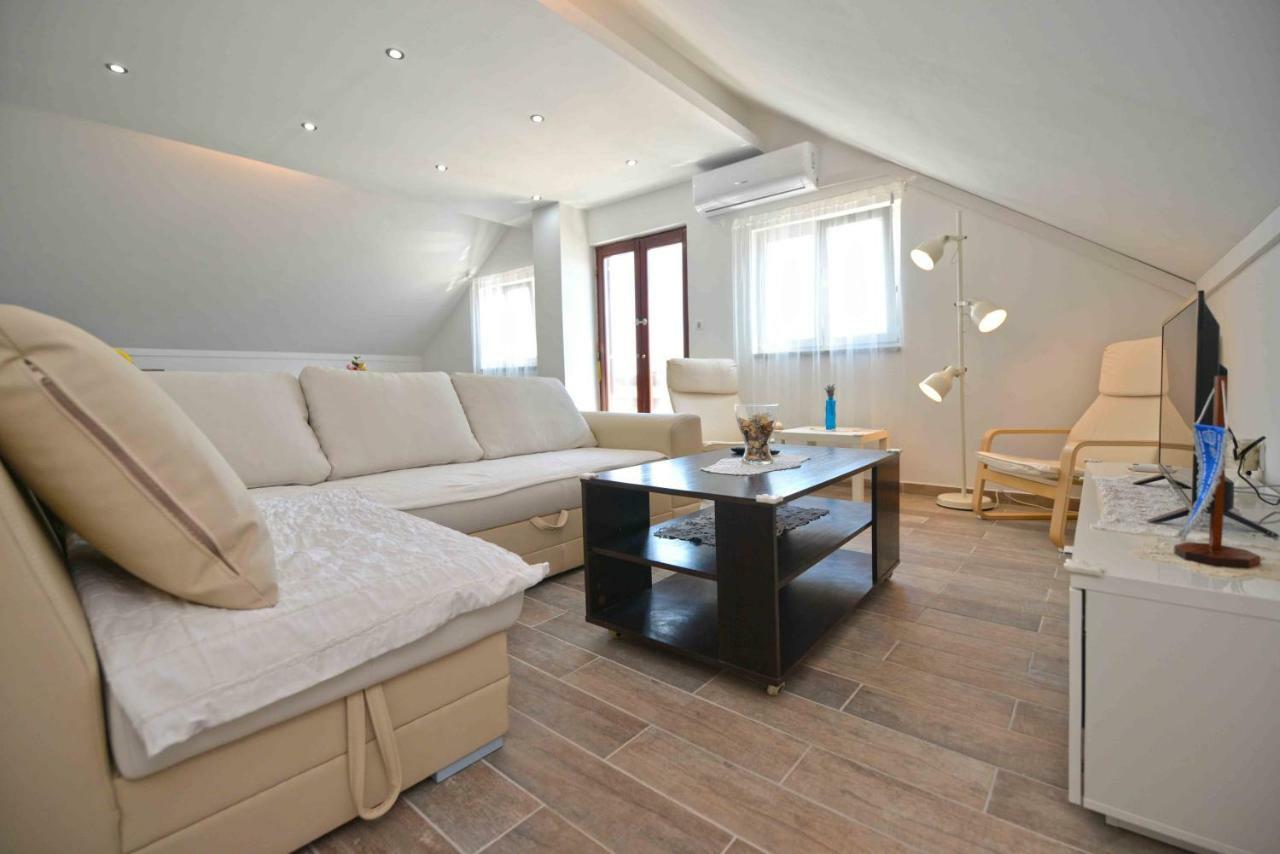 Apartmani Mikin Betina  Exteriör bild