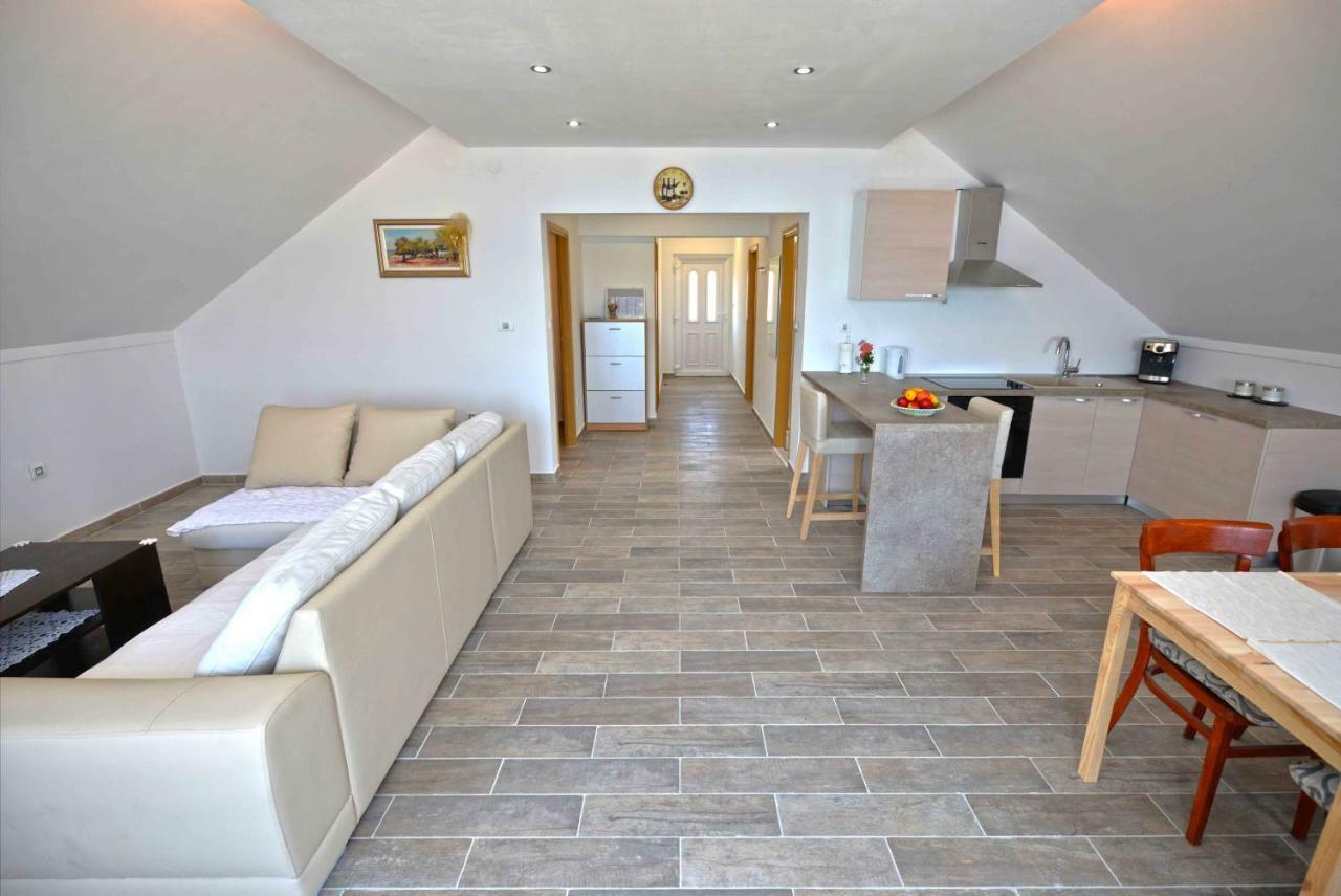 Apartmani Mikin Betina  Exteriör bild