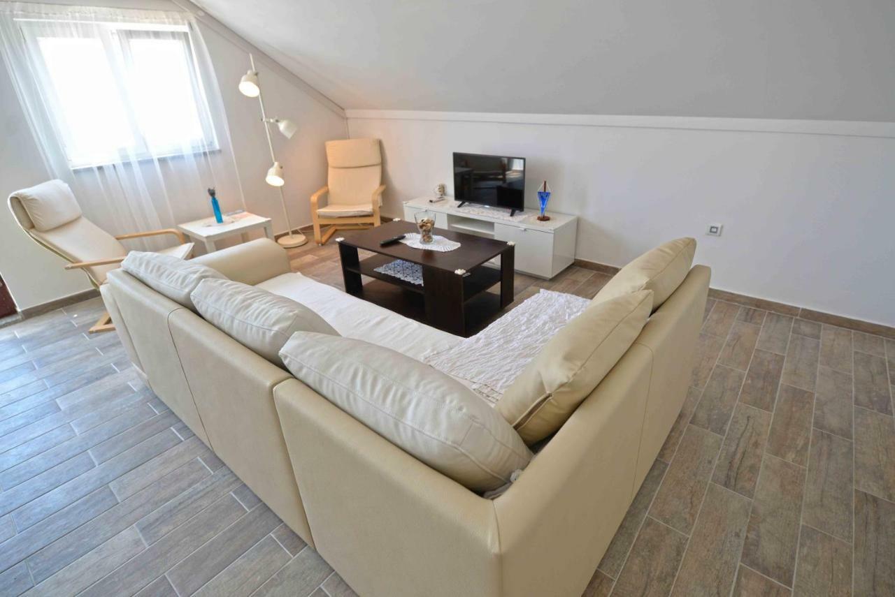 Apartmani Mikin Betina  Exteriör bild