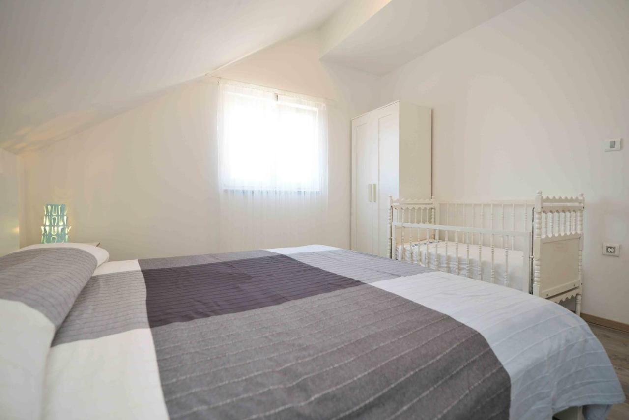 Apartmani Mikin Betina  Exteriör bild